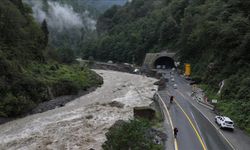 Rize'de selden etkilenen 17 kişi askeri helikopterlerle tahliye edildi