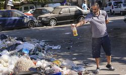 İzmir'de esnaftan toplanmayan çöplere karşı mazotla haşere önlemi