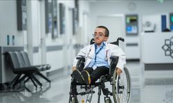 Cam kemik hastalığıyla büyüyen Hamza "doktorluk" hayalini gerçeğe dönüştürdü