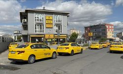İstanbul'da taksiciler yeni tarife için cihazlarını istasyonlarda güncelletiyor