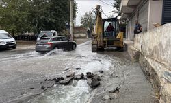 İzmir'de patlayan su borusunun onarılmamasına mahalleliden tepki