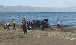Yakıt dökülen yolda kayan otomobil İznik Gölü’ne uçtu