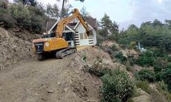 Yıkım kararı verilen konteyner evini iş makinesiyle karadan rayla yürütüp taşıdı