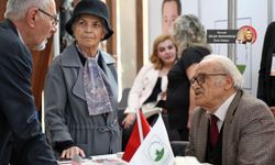 Zeki Sarıhan'dan yeni gezi yazıları kitabı: "Gezen Tilki Yatan Aslan"