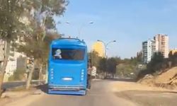2 kişinin açık kapısında asılarak yolculuk yaptığı özel halk otobüsünün sürücüsüne ceza
