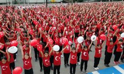 1500 öğrenci, okul bahçesinde söyledikleri şarkılarla Cumhuriyet'i kutladı
