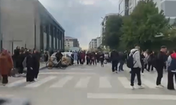 Okul önünde motosikletle tehlikeli yolculuğunu kask kamerasıyla kaydetti