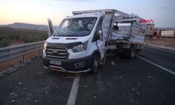 TIR ile kamyonet çarpıştı: 3 yaralı