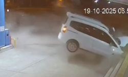 Hafif ticari araç akaryakıt istasyonuna daldı; kaza kamerada