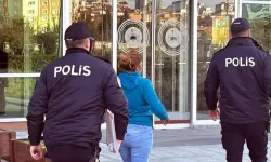 Bebeğini bankta oturan kişiye bırakıp kaçan anne, adli kontrol şartıyla serbest