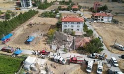 Ankara'nın Çubuk ilçesinde deprem riski nedeniyle boşaltılan 4 katlı bina çöktü