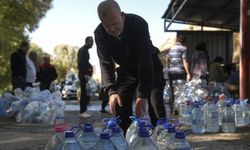 Başkentte yaşanan su kesintileri nedeniyle Mamak'taki vatandaşlar çeşmelerden su dolduruyor