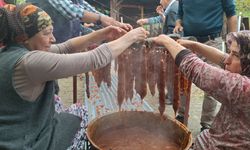 Beypazarı'nda çiftçiler bağ bozumunun ardından cevizli sucuk mesaisine başladı