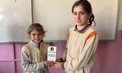 HAYKO'dan yaralı leyleğin bakımını üstlenen kardeşlere teşekkür plaketi