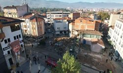 Balıkesir Sındırgı'da depremin ardından ağır hasarlı binalarda yıkım sürüyor