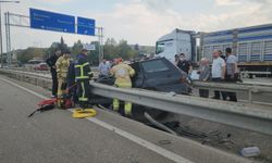 Bursa'da kontrolden çıkan otomobil rejüfe çarptı: 4 yaralı