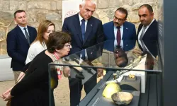 Bakan Ersoy, Türkiye'ye iade edilen 7 tarihi eseri tanıttı