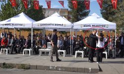 Diyarbakır’da İstiklal Marşı’nı okurken ağlayan öğrenciyi, Kaymakam teselli etti