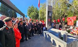 Dünya tarihinde ilk defa uçak gemisi batıran Topçu Yüzbaşı Aker'in anıt mezarı açıldı