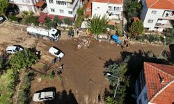 Foça'da sağanağın ardından temizlik çalışmaları sürüyor