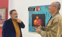 Sanatçı Enveroğlu manevi duygularını tuvale kuş, el ve insan figürleri ile yansıtıyor