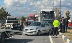 İşçi servisi otobüsü, kırmızı ışıkta bekleyen 7 araca çarptı: 3 yaralı