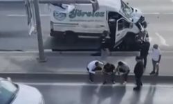 Avcılar'da minibüsün çarptığı elektrik direği D-100'e devrildi