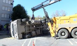 Beşiktaş'ta yükünü boşaltan hafriyat kamyonu devrildi