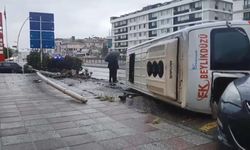 Büyükçekmece'de aydınlatma direğine çarpan minibüs devrildi; 2 yaralı