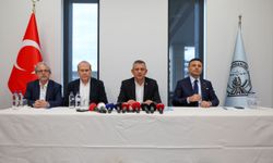 Özgür Özel yurtdışı temasları öncesi havalimanında soruları yanıtladı