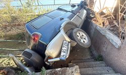 Yokuştan kayan otomobil binaya çarpıp korkuluklarda asılı kaldı