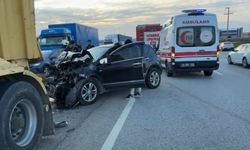 İstanbul- Silivri’de otomobil hafriyat kamyonuna çarptı: 2 yaralı