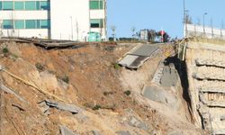 Ümraniye'de istinat duvarı inşaat sırasında yıkıldı; yol çöktü