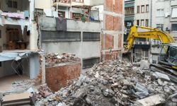 Binadaki yıkım nedeniyle bitişikteki apartmanda hasar oluştu