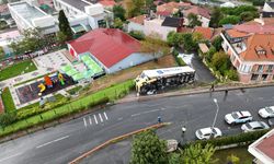 Bisküvi yüklü TIR devrildi; çocuk parkında faciadan dönüldü
