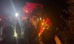 Kastamonu’da devrilen TIR otomobili bariyere sıkıştırdı; 2 yaralı
