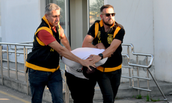 Kovaladığı çocuğu ayak bileğinden tutup yere fırlattı