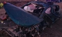 Lastiği patlayan otomobil, takla atarak tarlaya girdi: 1 ölü, 2 yaralı