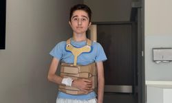Liseli Eren, 2 seanslık ameliyat ile skolyozdan kurtuldu