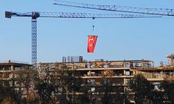 Malatya'da, vinç operatörü 35 metre yükseklikte Türk bayrağını dalgalandırdı
