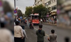 Motosikleti, nostaljik tramvayın altında kalmaktan vatmanın dikkati kurtardı