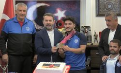 Muhammet Furkan Özbek, halterde 15 yıl sonra ilk dünya şampiyonu oldu