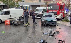 Motosiklet ile otomobilin çarpıştığı kaza kamerada; 2 yaralı