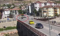 Otomobil ile çarpışan motosikletteki anne ve 2 çocuğu yaralandı