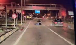 Otomobil, kırmızı ışıkta duran motosiklete çarptı; kaza kamerada