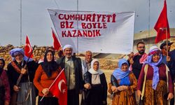 Şanlıurfa'da yöresel kıyafetli Cumhuriyet Bayramı kutlaması