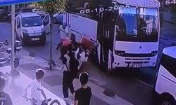 Servis aracı şoförünün motokuryeye tekme ve yumruklu saldırısı kamerada