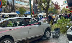 Sürücüsünün yayaya çarpmamak için manevra yaptığı otomobil kaldırıma çıktı