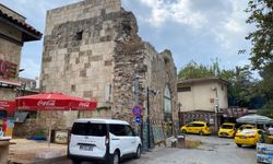 Tarihi burcun duvarı, klima takmak için delindi
