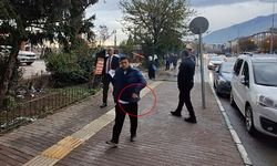 Tepki görünce geri dönüp yere attığı çöpleri topladı